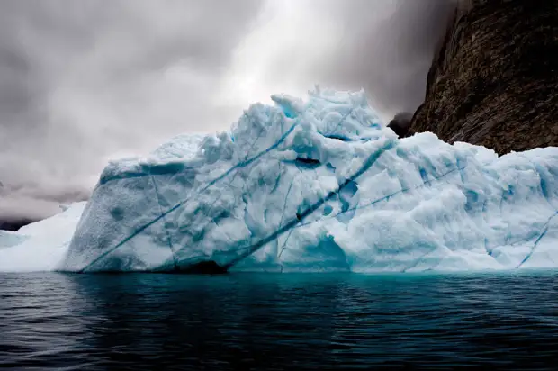 Как выглядят таящие айсберги. Глыбы льда посреди океана