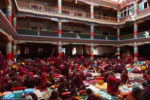 Крупнейшая буддийская академия в мире: для 40000 монахов TV под запретом, но айфоны разрешены