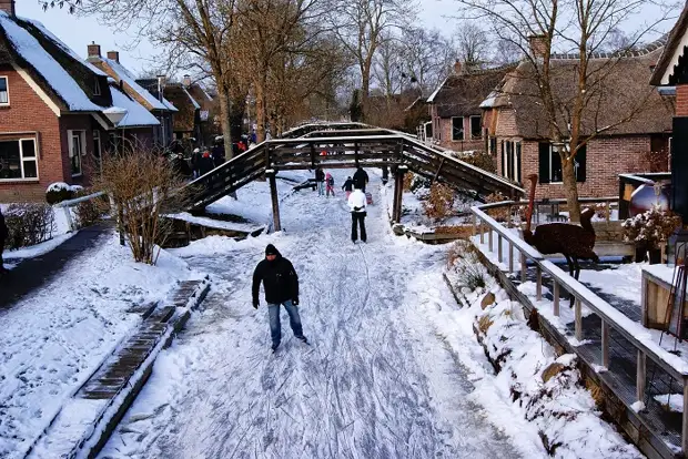 Туристы и местные жители передвигаются по каналу только на коньках.