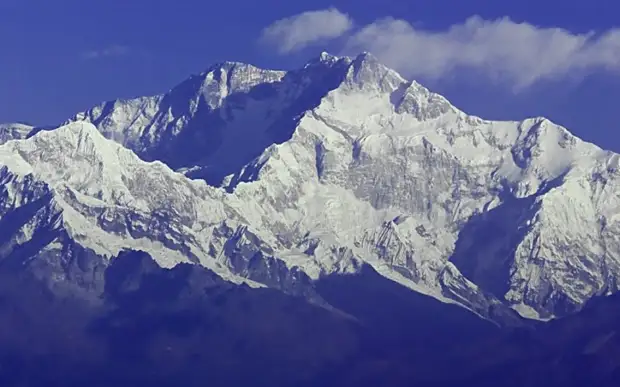 Канченджанга  Месторасположение: Непал, Индия. Гималаи Высота: 8 586 м Это третья по высоте гора в мире. Канченджанга является настоящим кошмаром альпиниста, так как здесь все время царит ненастная погода и то и дело срываются лавины. Только 190 смельчаков сумели подняться на вершину Канченджанга, а смертность среди альпинистов здесь достигает 22%.