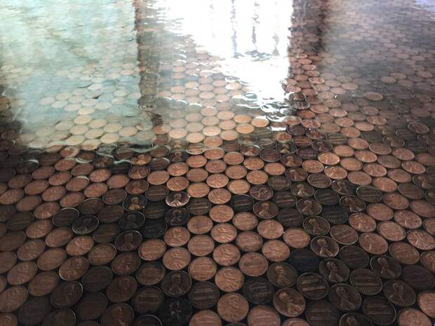 Женщина сделала просто потрясающий пол из 15 тысяч монет монеты, пол, своими руками