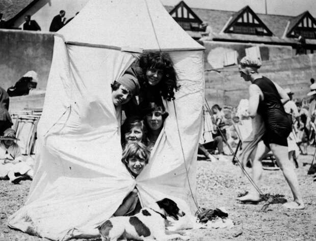 Дети в палатке на пляже в городе Клактон. Англия, 1912 год.