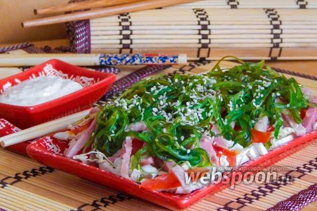 Фото Салат с балыком, пекинкой, помидорами и чукой