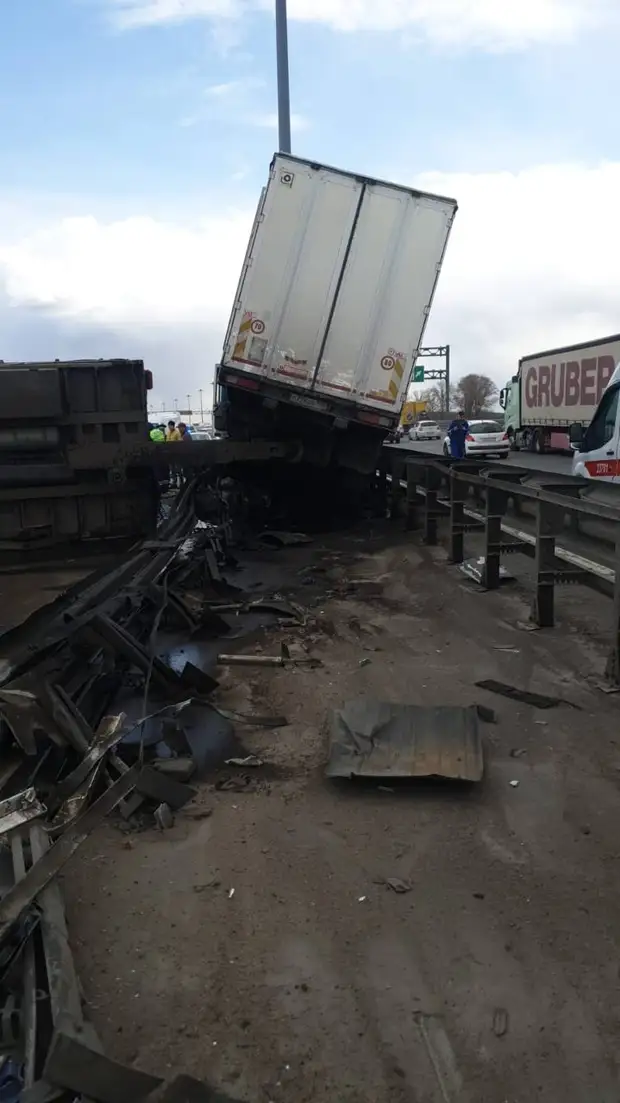 КАД в краске. Грузовик запрыгнул на отбойник и опрокинулся на встречку