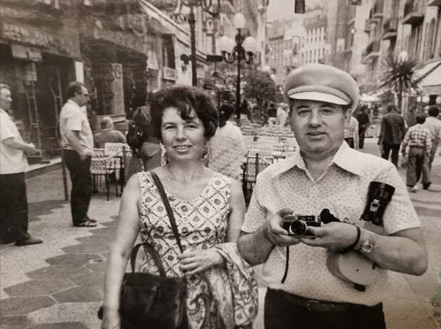 Михаил Горбачев с супругой Раисой в загранкомандировке, 1977 г., Ницца