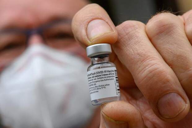 Еврокомиссия утвердила контракт с BioNTech - Pfizer на поставку 1,8 млрд доз вакцины от коронавируса