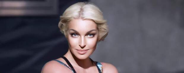 Анастасия Волочкова надела «голое» платье с перьями