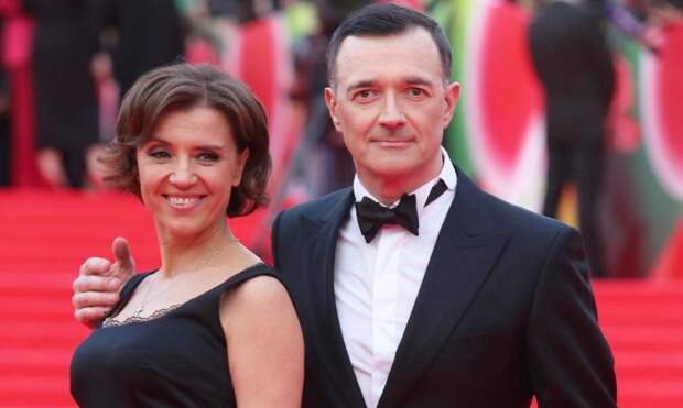 Ксения Алферова впервые после новостей о разводе вышла в свет с приемным сыном и ответила на заявления мужа