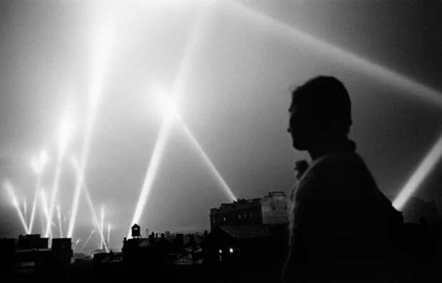 Лучи прожекторов войск ПВО освещают небо Москвы. Москва, июнь 1941 год Лучи прожекторов войск ПВО освещают небо Москвы. Москва, июнь 1941 год