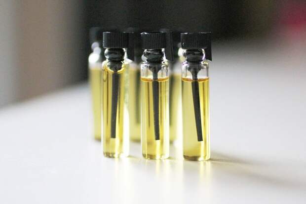 Хорошие духи – вещь недешева, поэтому бывает обидно, что их аромат перестает ощущаться слишком быстро. Может быть, конечно, вам попалась подделка, а может, вы просто неправильно пользуетесь парфюмом.-6