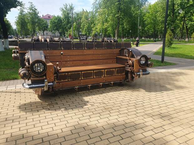 В Брянске в парке Железнодорожников появился арт-объект «Паро-Дизель-Скамья»