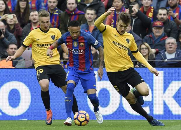 Neymar se marcha de dos defensas en el Barcelona-Málaga