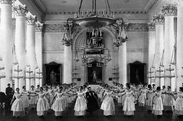 Воспитанницы Смольного института благородных девиц на уроке танцев (1889).