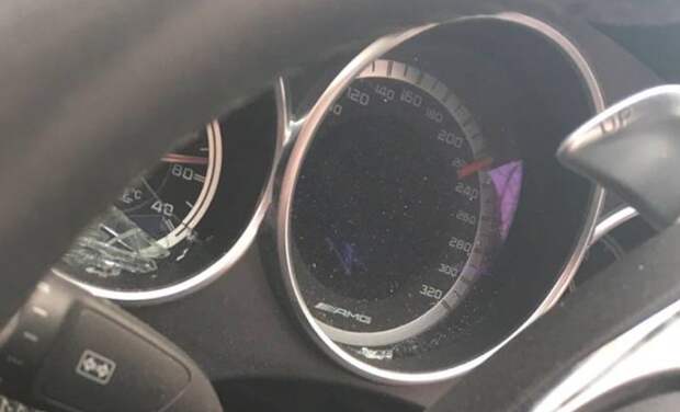 Спидометр автомобиля Игоря Ишаева застыл после аварии на отметке 230 км/ч. ФОТО Фейсбук Петр Шкуматов. 