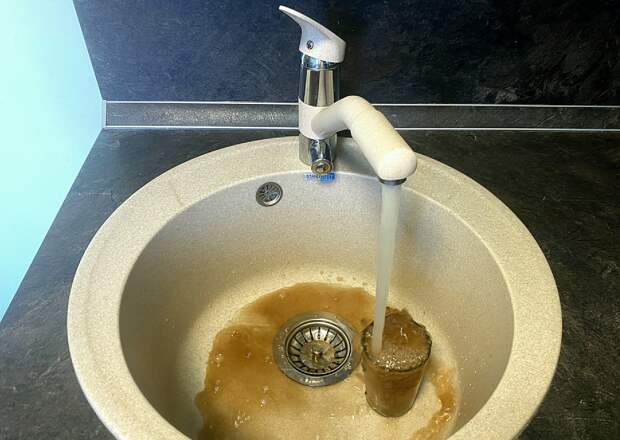 Из кранов жителей российского города пошла вода с червями