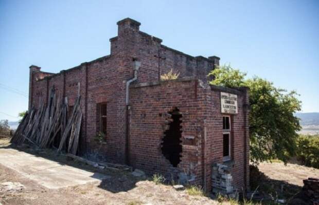 Австралийская пара за 5 лет превратила заброшенную полуразрушенную подстанцию в первоклассный особняк (фото)