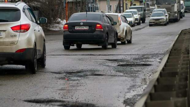 Выделено почти 3 млрд рублей. Барнауле после зимы ухудшилось состояние дорог и мостов