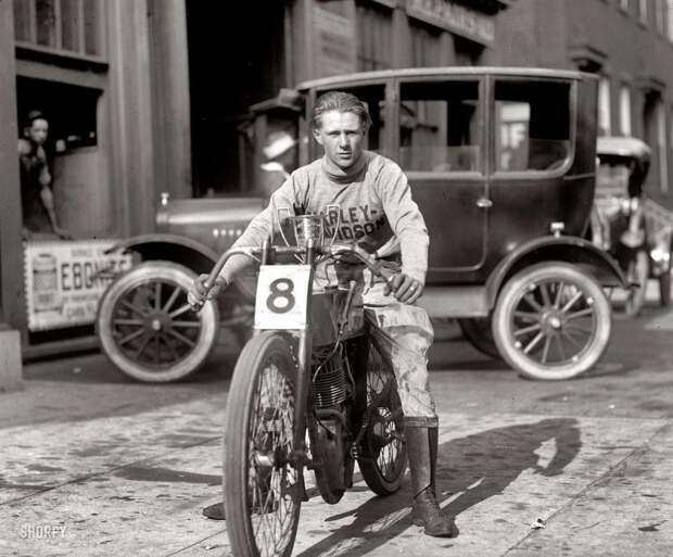 Мотогонщик на мотоцикле Harley-Davidson (Вашингтон, 1922 год) авто, мото, мотоцикл, мотоциклы, олдтаймер, ретро техника, ретро фото, фото