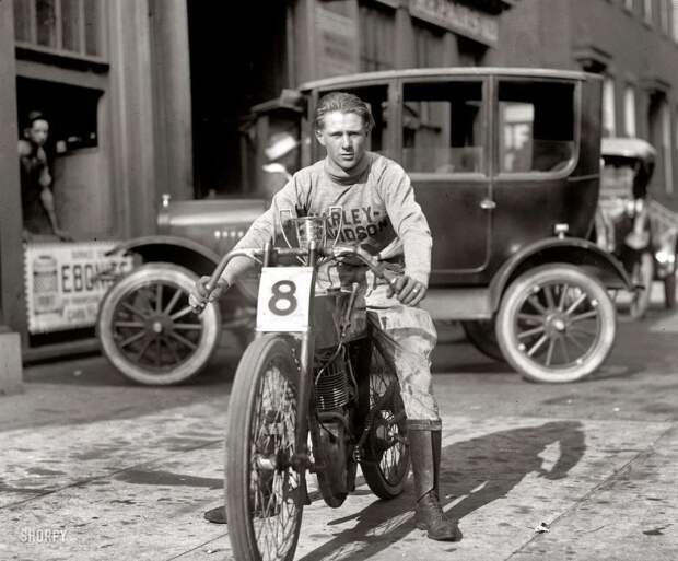 Мотогонщик на мотоцикле Harley-Davidson (Вашингтон, 1922 год) Мотогонщик на мотоцикле Harley-Davidson (Вашингтон, 1922 год) авто, мото, мотоцикл, мотоциклы, олдтаймер, ретро техника, ретро фото, фото