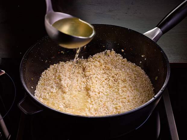 Для приготовления риса подойдет чугунная сковорода. / Фото: novyefoto.ru