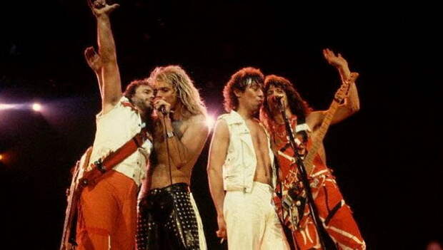 Группа Van Halen потребовала, чтобы в гримерке перед концертом были драже всех цветов, кроме коричневого.