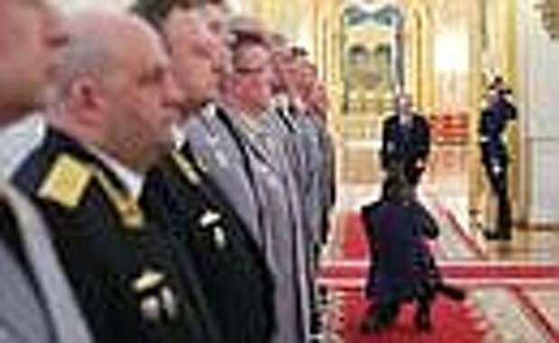 Перед началом церемонии представления офицеров, назначенных на высшие командные должности.