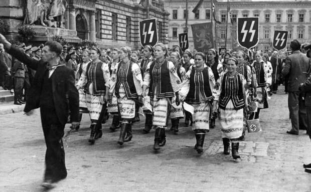 Германия в шоке: Киев уже не стесняется прославлять Гитлера.
Оказывается, фюрер боролся с Красной Армией за «украинскую державу»