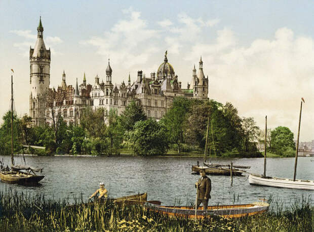 Замок стоит на весьма живописном острове Шверинского озера, который соединяется с городом и дворцовым садом двумя мостами.
