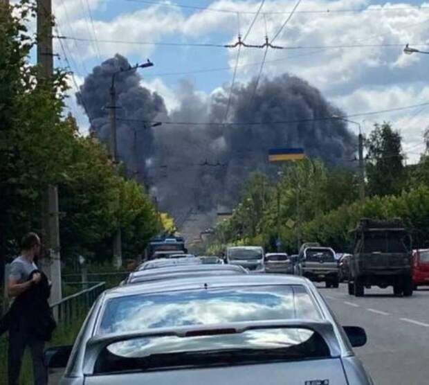 Россия продолжает наносить удары по промышленным центрам на подконтрольной киевскому режиму территории. Так, сегодня...