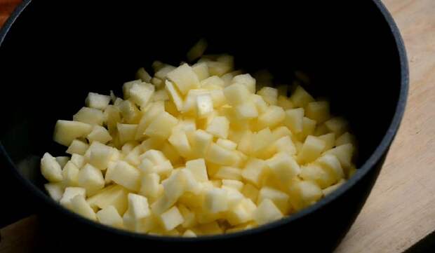 нарезанные яблоки