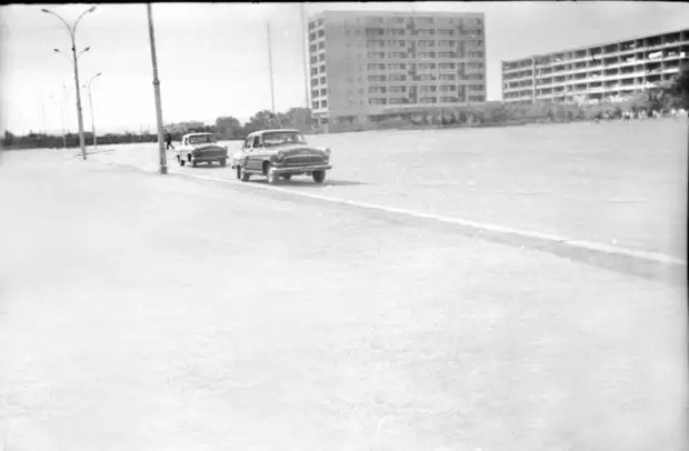 Два автомобиля, едущие по дороге. Азербайджан, Баку, 1968 год.