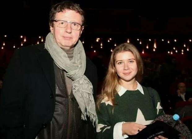 Молодая жена Михаила стесняется, когда мужа путают с отцом. 