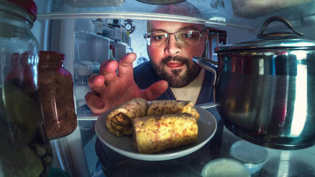 Напекла гору блинов! Сколько можно хранить масленичное угощение в холодильнике