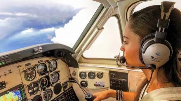 В Военной академии Беларуси начнут обучать девушек-пилотов.