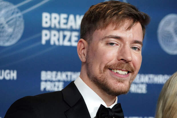 Блогера MrBeast выгнали из магазина Walmart за фото с посетителями