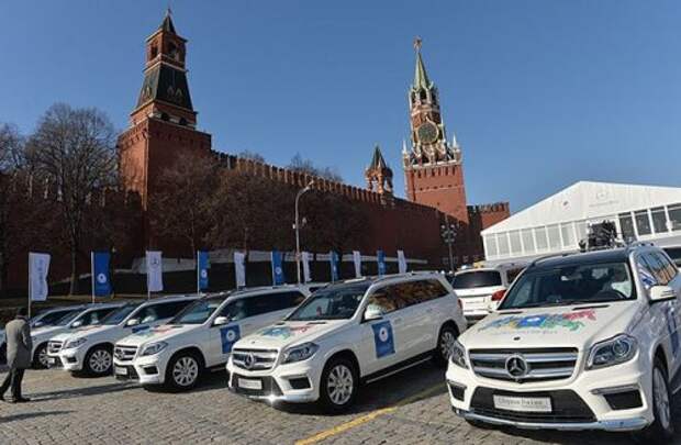 Победители и призёры Олимпиады получили в подарок по Мерседесу (10 фото)