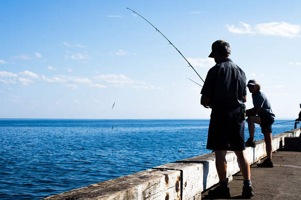 Рыболов поймал огромную макрель размером с человека