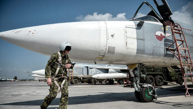 Российский фронтовой бомбардировщик Су-24 готовится к вылету с авиабазы Хмеймим в сирийской...