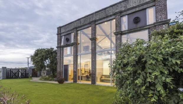 Австралийская пара за 5 лет превратила заброшенную полуразрушенную подстанцию в первоклассный особняк (фото)