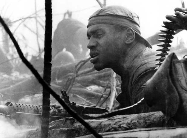 Лицо американского морпеха, который ведет огонь из пулемета М60 во время одного из боев к югу от демилитаризованной зоны между Севером и Югом Вьетнама, 10 октября 1966 года.