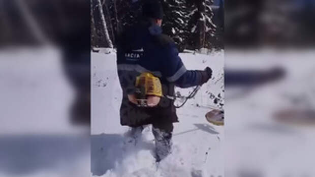 Работники Шерегеша косят траву / Кадр из видео: 