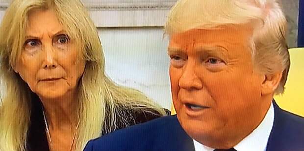 Переводчица не смогла сдержать реакции на слова Трампа и стала мемом