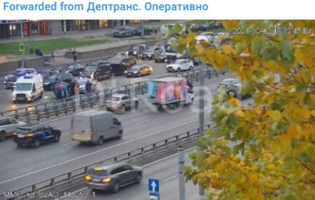 На проспекте Маршала Жукова перевернулся автомобиль