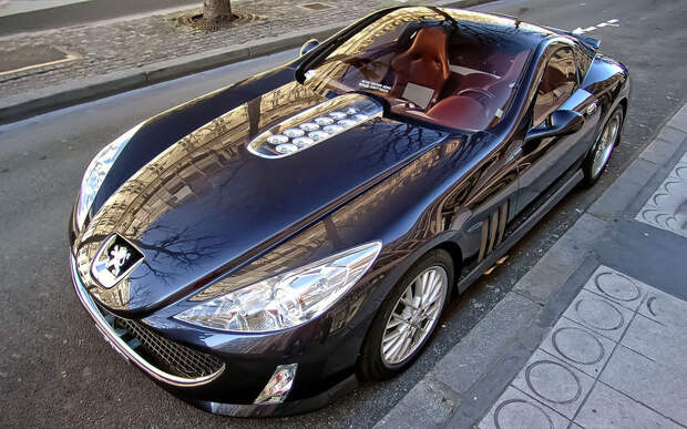 2004 Peugeot 907 — очередной суперкар от Peugeot, с завидной регулярностью изучавшей потенциальный спрос на суперкары от Peugeot. Спрос будет, вы машину дайте! Дизайн классический, характеристики и оснащение, естественно, передовые. Под капотом V12, полученный соединением двух V6. Красивейший концепт приняли с восторгом, он нравится и сейчас, но что дальше? 2004 Peugeot 907