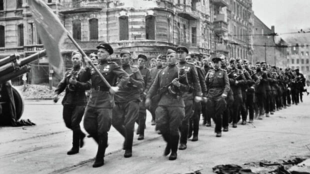 Колонна советских воинов марширует по берлинским улицам, 7 сентября 1945 - РИА Новости, 1920, 07.09.2020