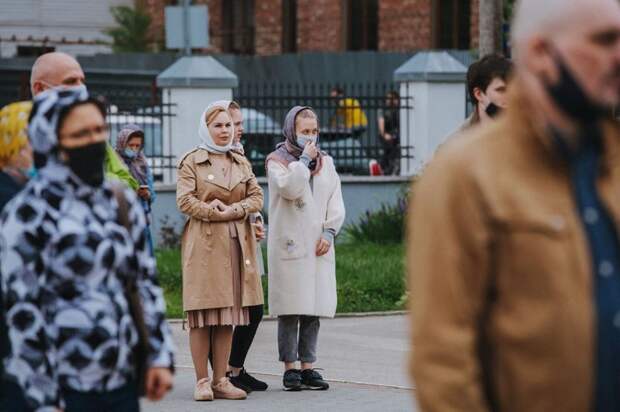 Богослужение во дворе храма. Фото: страница Храма Рождества Христова в Митине в социальной сети Instagram