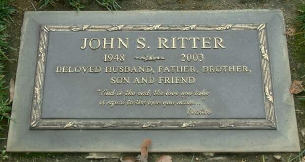 Играя сцену для сериала 11 сентября 2003 года, Риттер вдруг пожаловался на тошноту и боль в груди. Его забрали в больницу и диагностировали сердечный приступ, он скончался во время операции. история, факты