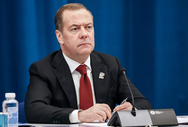 Медведев высказался о последствиях наземной операции в Иране для США