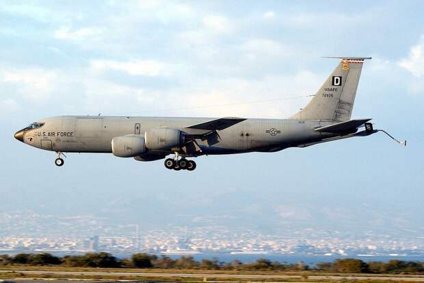 Самолет-заправщик КС-135 ВВС США подал сигнал бедствия перед посадкой