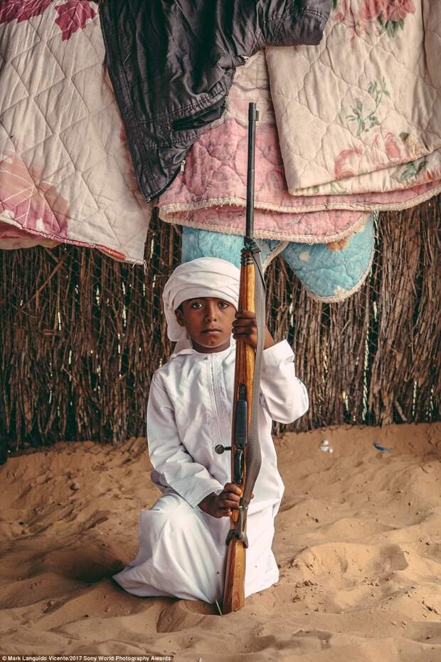 Бедуинский мальчик в Омане позирует с винтовкой своего отца Sony World Photography, Sony World Photography Awards 2017, фотоконкурс